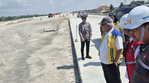 Menteri PUPR Basuki Hadimuljono saat meninjau progres pembangunan Jalan Tol Solo - Yogyakarta, Rabu (24/7/2024) Akhir Agustus Kelar, Waktu Tempuh Tol Kartasura-Klaten 30 Menit