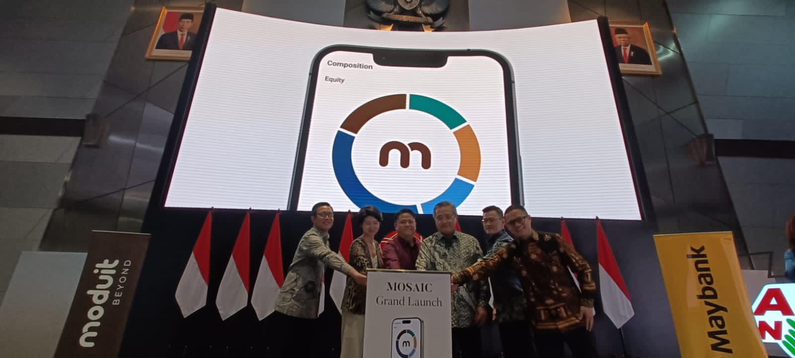 Ki-ka: Jeffrey Hendrik selaku Direktur Pengembangan Bursa Efek Indonesia, Edina Saputra selaku Chief of Development Moduit, Jeffry Lomanto selaku Founder & CEO Moduit Digital Indonesia, Wilianto Le selaku President Director Maybank Sekuritas, Wiwiek Susanto selaku Direktur Maybank Sekuritas Indonesia, Stefanus Adi Utomo selaku Chief Business Officer of PT Moduit Digital Indonesia. dok. ist. MOSAIC, Hasil Kolaborasi Moduit Berikan Solusi Investasi Saham