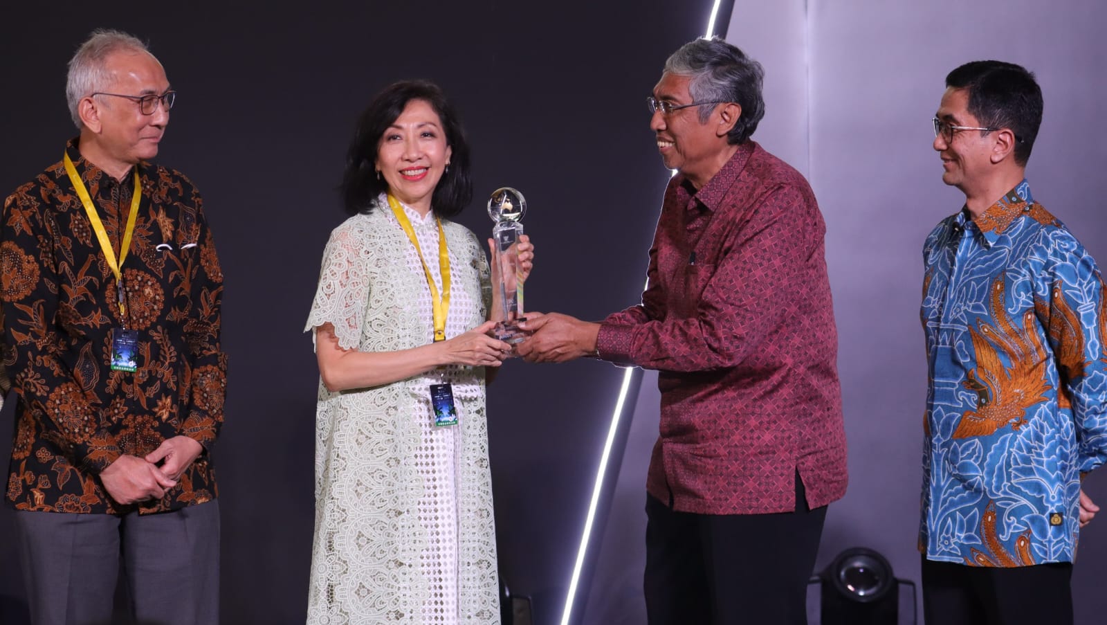 BCA (BBCA) Sabet Juara Umum Annual Report Award 2023