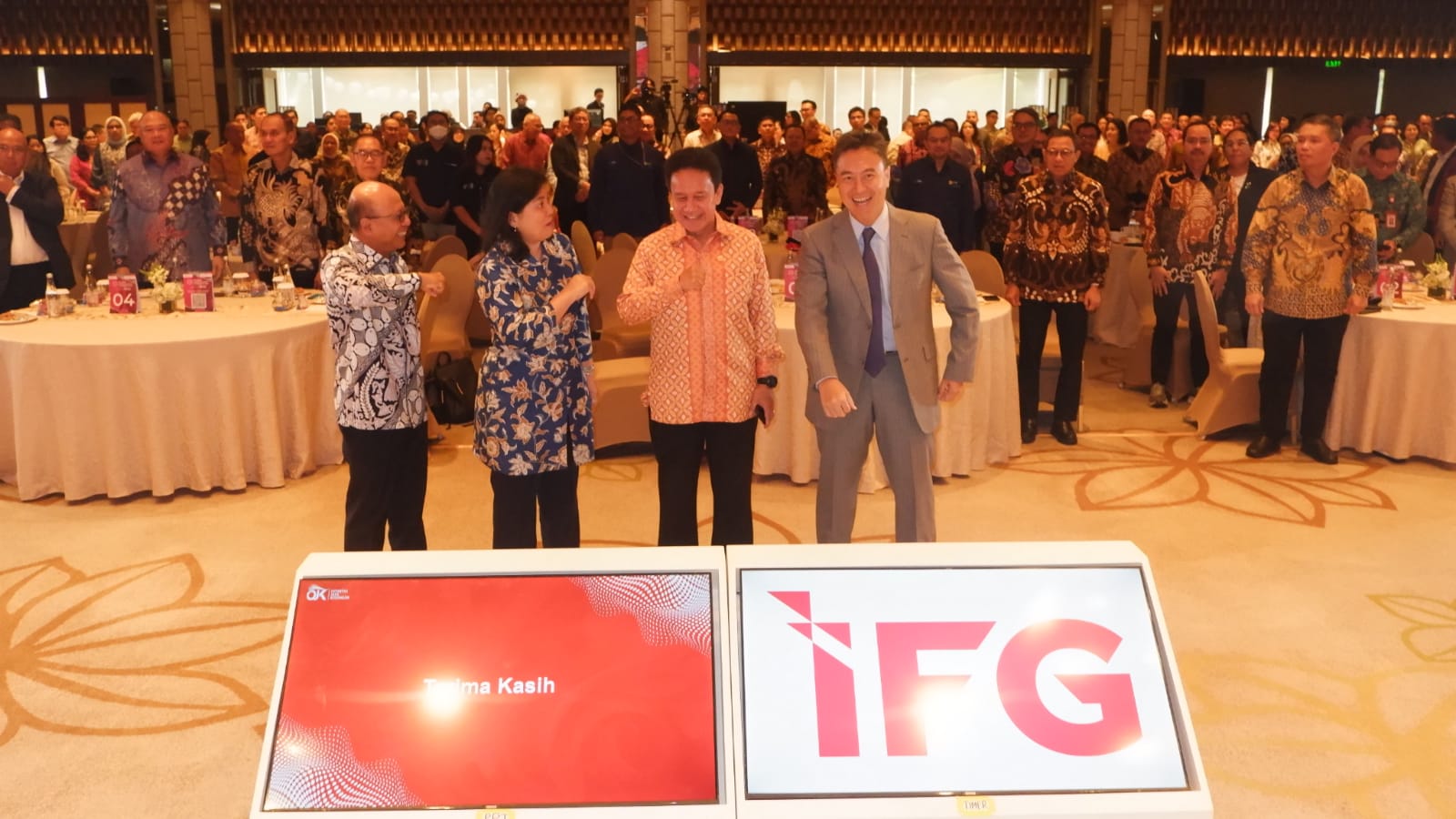 Wakil Ketua Dewan Komisioner Otoritas Jasa Keuangan (OJK) Mirza Adityaswara (kedua dari kanan), Asisten Deputi Bidang Jasa Asuransi dan Dana Pensiun Kementerian BUMN Hendrika Nora Osloi Sinaga (kedua dari kiri) didampingi oleh Komisaris Utama Indonesia Financial Group (IFG) Fauzi Ichsan (kanan), serta Direktur Utama IFG Hexana Tri Sasongko (kiri) secara resmi membuka Acara IFG Conference 2024 di Jakarta, Selasa (15/10). IFG Conference 2024 Resmi Digelar