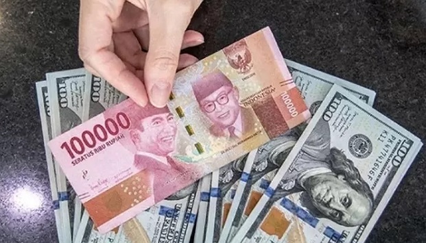 Kebijakan Trump Naikkan Tarif Impor Makin Tekan Rupiah