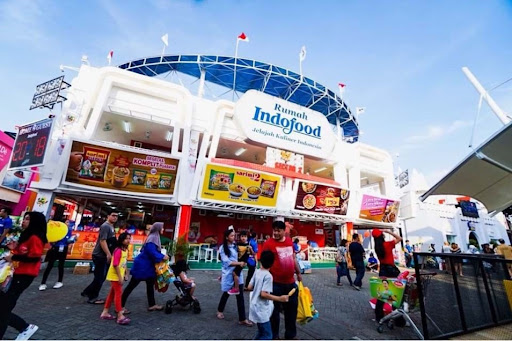 Sejumlah pengunjung tampak memenuhi rumah Indofood di Kawasan PRJ. FOTO - ISTIMEWA Surplus 13 Persen, Kuartal I-2025 ICBP Catat Laba Rp2,65 Triliun