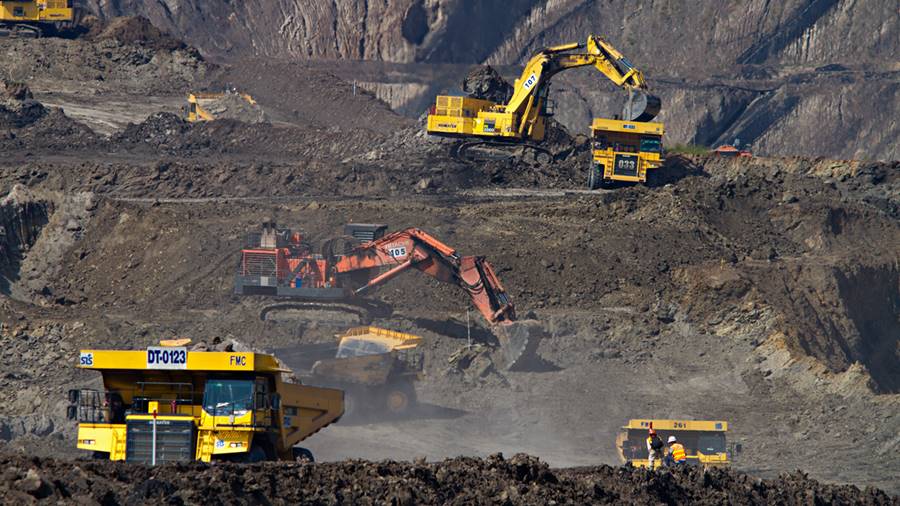 Sejumlah alat berat tengah beraksi di areal pertambangan Bumi Minerals. FOTO - ISTIMEWA Laba Melejit 77 Persen, Grup Bakrie (BRMS) Kembali Puasa Dividen