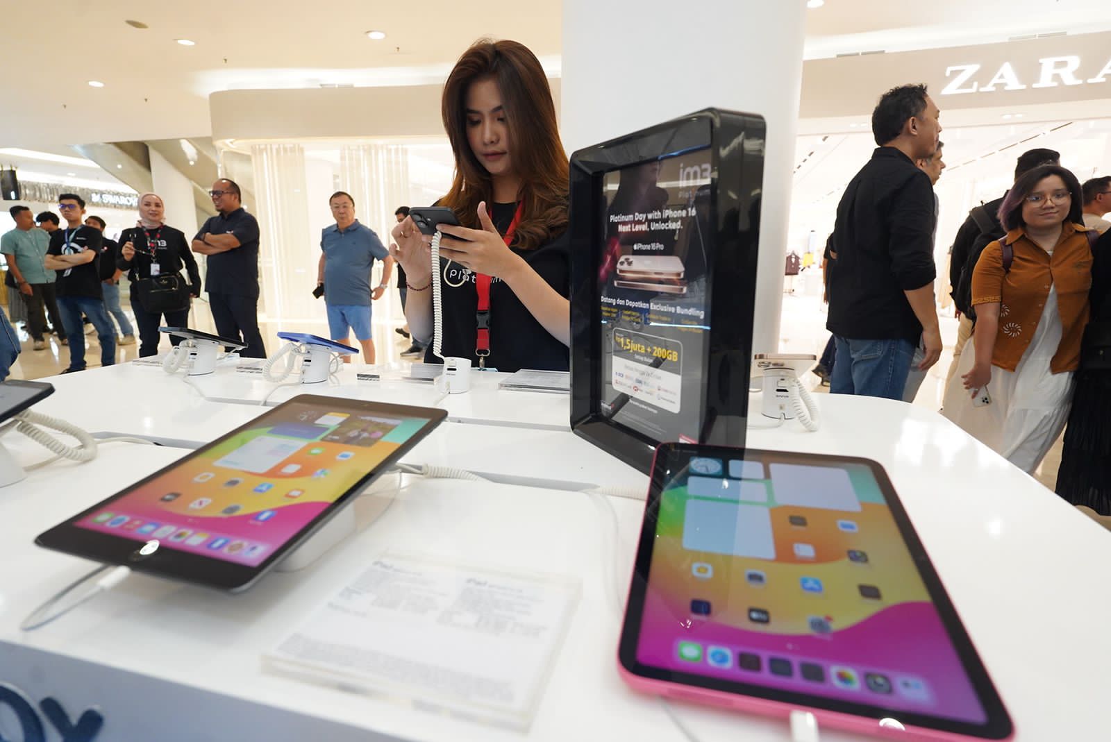 KHUSUK - Seorang pegawai tengah berselancar dengan jaringan andal Indosat. FOTO - ISTIMEWA Tumbuh Minimalis, ISAT Kuartal I-2025 Catat Laba Rp1,31 Triliun