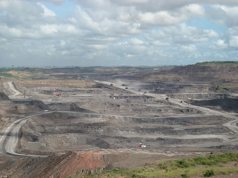 Tampak sejumlah kendaraan alat berat melintasi area pertambangan Bumi Resources. FOTO - ISTIMEWA Laba Susut 74 Persen, BUMI Kuartal I-2025 Defisit USD2,26 Miliar
