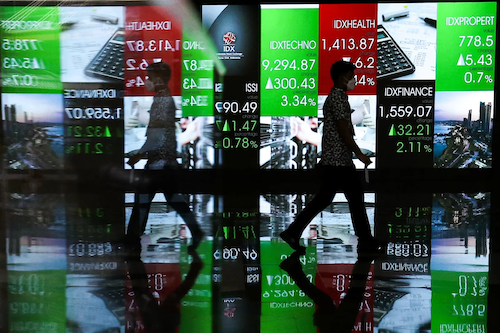 Petugas kebersihan menyisir teras depan Bursa Efek Indonesia. FOTO - ISTIMEWA Orbit Zona Hijau, IHSG Jajal Level 6.800