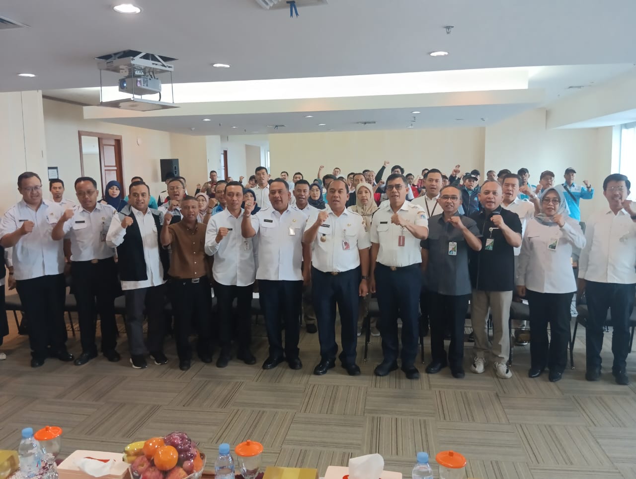 Pengurus BPJS Ketenagakerjaan kala menyerahkan paket sembako kepada parah buruh. FOTO - ISTIMEWA May Day 2025, BPJS Ketenagakerjaan Salurkan Paket Sembako