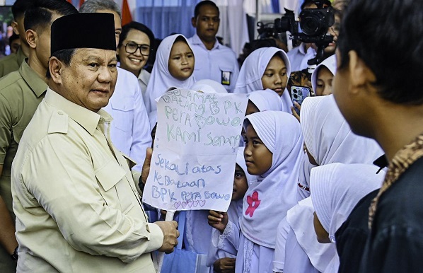 Presiden Prabowo Subianto menyampaikan komitmen pemerintahannya untuk mempercepat perbaikan ekonomi desa dan memperluas cakupan program makan bergizi gratis (MBG) sebagai bagian dari strategi pembangunan nasional. Gerakkan Ekonomi Daerah, Presiden Prabowo Perluas Cakupan MBG
