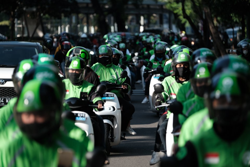 Para driver Gojek melakukan konvoi menuju kantor Kemenhub menuntut kejelasan nasib. FOTO - ISTIMEWa Boy Thohir Tinggalkan GOTO, Telisik Alasannya