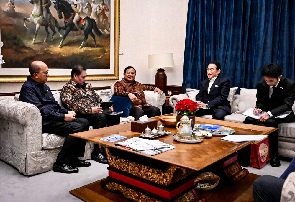 Presiden Republik Indonesia Prabowo Subianto menerima kunjungan Utusan Khusus Perdana Menteri Jepang, yang juga mantan Perdana Menteri Jepang, Fumio Kishida, beserta delegasi di kediamannya di Kertanegara, Jakarta, pada Minggu malam, 4 Mei 2025. (Foto: BPMI Setpres) Jepang Siap Garap Proyek Geothermal Senilai USD500 Juta di Muara Laboh