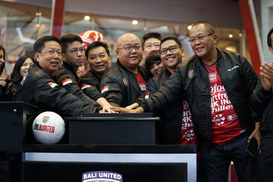 Manajemen BOLA ketika mencatatkan sahamnya di BEI. Bali Bintang (BOLA) Catat Pendapatan Naik 6,8 Persen di Kuartal I-2025