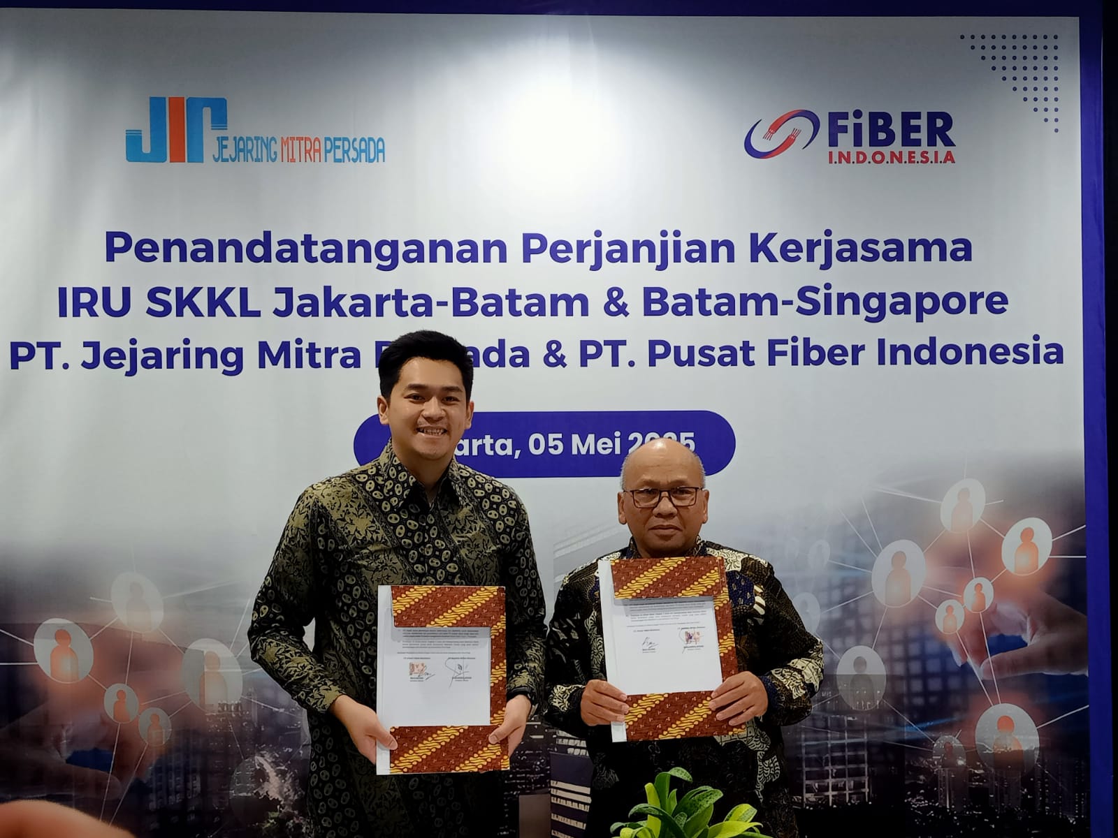 Penandatanganan MoU antara PT Sinergi Inti Andalan Prima Tbk (INET) melalui anak usahanya, PT Pusat Fiber Indonesia, dan PT Jejaring Mitra Persada (JMP), entitas dari PT Ketrosden Triasmitra Tbk (KETR) untuk pembangunan kabel laut Jakarta-Singapore. Foto/ Rizki EmitenNews.com Investasi USD20 Juta, INET Punya Kabel Laut Jakarta-Batam-Singapore