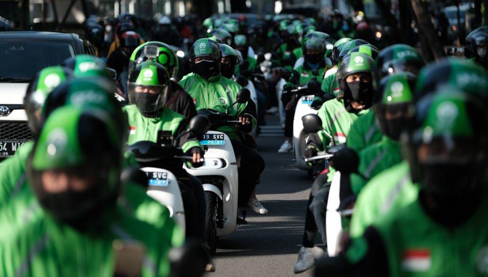 Rumor penggabungan usaha atau merger antara Gojek dan Grab Indonesia, dua penyedia on-demand services terbesar di Indonesia, santer mengemuka di publik. Ekonom senior dari Bright Institute, Awalil Rizky meminta pemerintah untuk memperhatikan pentingnya menjaga iklim investasi dalam negeri . Rumor Grab-GoTo Merger, Ekonom: Awas Dikuasai Asing!