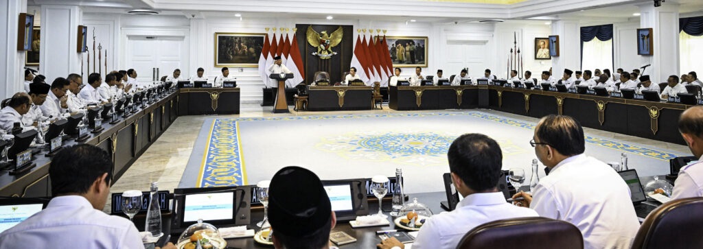 Presiden Prabowo Subianto Senin (5/5/2025) memimpin Sidang Kabinet Paripurna di Istana Kepresidenan Jakarta untuk mengevaluasi kinerja enam bulan pertama Kabinet Merah Putih. (Foto: BPMI Setpres) Evaluasi Kinerja 6 Bulan Kabinet Merah Putih