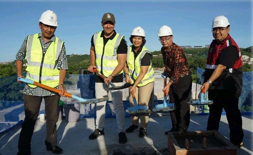 Manajemen PT Intra Golflink Resorts Tbk (GOLF) melalui anak usahanya PT New Kuta Golf and Ocean View, pengembang The Links Golf Villa - Bali, menggelar Topping Off proyek hunian eksklusif yang berlokasi di jantung kawasan golf premium yang melampaui target dengan estimasi serah terima unit yang lebih cepat dari rencana semula. Emiten Cucu Soeharto (GOLF) Catat Laba Drop 78,5% di Kuartal I-2025