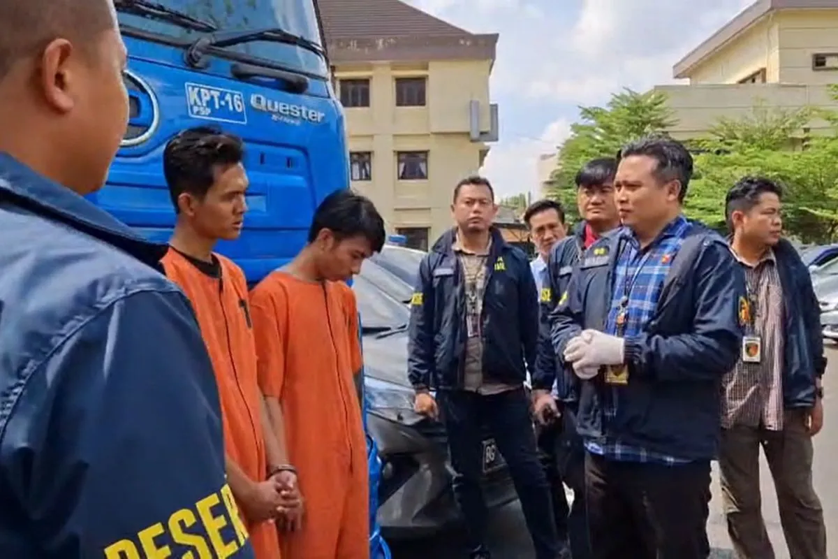 Polda Sumatera Selatan menghadirkan kedua tersangka pengoplosan BBM solar beserta barang bukti, di Palembang, Selasa (6/5/2025). (ANTARA/Ahmad Rafli Baiduri) 2 Tersangka Kasus Oplos BBM Solar, Polda Sumsel Ungkap Modusnya