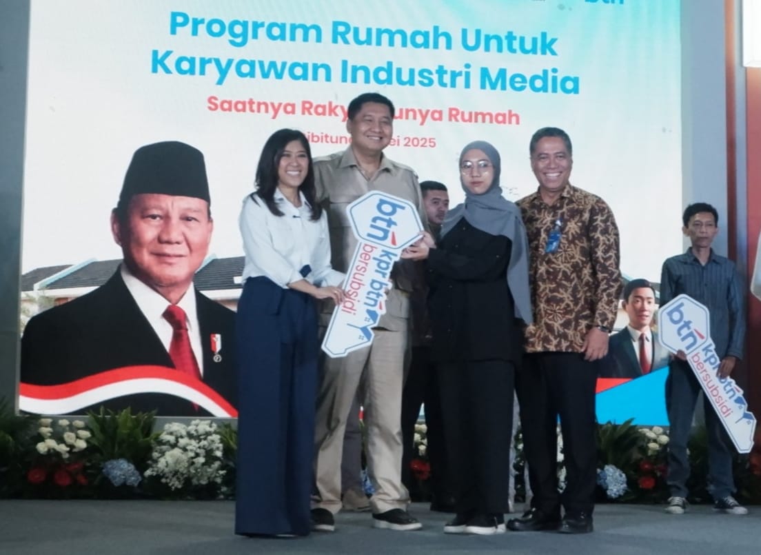 Menteri Perumahan dan Kawasan Permukiman (PKP) Maruarar Sirait , bersama Menteri Komunikasi dan Digital (Komdigi) Meutya Hafid , dan Direktur Consumer Banking BTN Hirwandi Gafar, secara simbolis menyerahkan kunci rumah kepada para wartawan di Perumahan Gran Harmoni Cibitung, Bekasi, Jawa Barat, Selasa (6/5/2025). (Foto: Endang Muchtar) BTN Dukung Pembiayaan Rumah Bagi Karyawan Industri Media