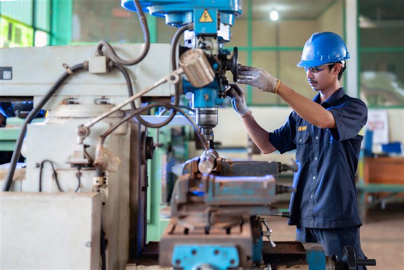 Teknisi tengah memeriksa mesin produksi di pabrik perseroan. FOTO - ISTIMEWA Laba ANJT Kuartal I-2025 Melejit 251,9 Persen, Telisik Pemicunya