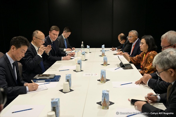 Di sela-sela rangkaian agenda ASEAN+3 di Milan, Italia, Menteri Keuangan (Menkeu) Sri Mulyani Indrawati, Senin (5/5) mengadakan pertemuan dengan Presiden Asian Development Bank (ADB) Masato Kanda. Indonesia Ajak ADB Prioritaskan Kerjasama di 3 Sektor Berikut