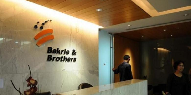 Seorang karyawan melintasi di teras kantor pelayanan Bakrie & Brothers. FOTO - ISTIMEWA Levoca Lego 100 Juta Lembar, Ini Penjelasan BNBR
