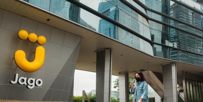 Seorang pekerja tengah melintasi di sebuah koridor dengan logo Bank Jago. FOTO - ISTIMEWA MESOP, Bank Jago (ARTO) Private Placement 200 Juta Lembar