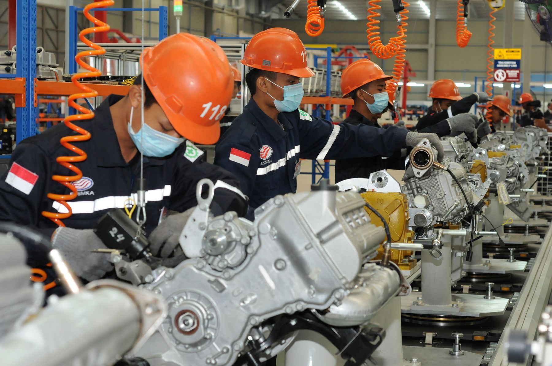 Menteri Perindustrian Agus Gumiwang Kartasasmita kembali menegaskan bahwa Indonesia tidak sedang dalam fase deindustrialisasi. Manufaktur Masih Jadi Mover, Menperin Tepis Terjadi Deindustrialisasi