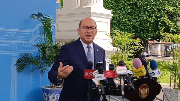 Meninves dan Hilirisasi Rosan Roslani usai mengikuti pertemuan Presiden Prabowo Subianto dan pendiri Gates Foundation, Bill Gates, di Istana Merdeka, Jakarta, Rabu (7/5/2025).(Foto: RRI/Josua Sihombing) Meninves Ajak Bill Gates Investasi di Danantara