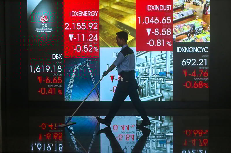 Petugas kebersihan menyisir teras depan area Bursa Efek Indonesia. FOTO - ISTIMEWA Wall Street Melejit, IHSG Cenderung Kembali Melorot