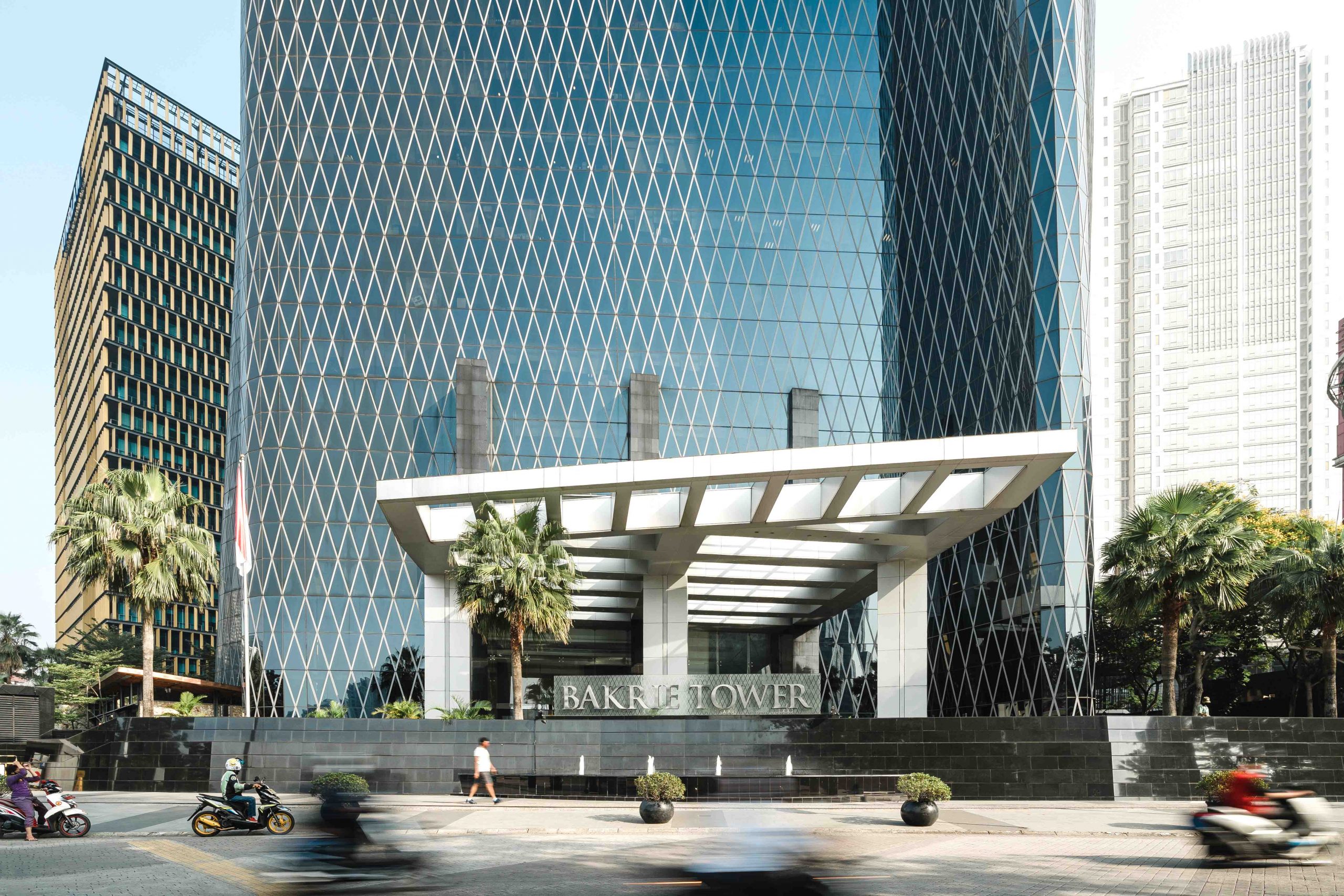 Tampak sejumlah pengendara motor melintasi area Bakrie Tower. FOTO - ISTIMEWA Aksi Senyap! Levoca Kembali Buang 8 Miliar Saham Grup Bakrie (BNBR)