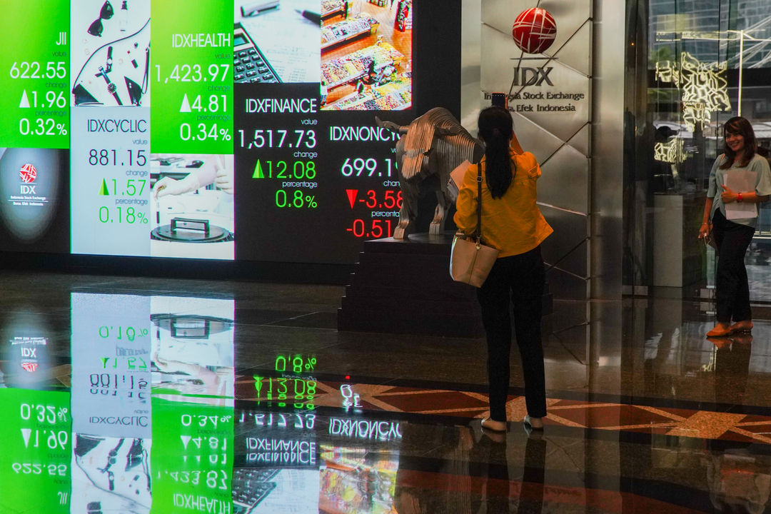 Seorang pengunjung mengabadikan pergerakan saham melalui smartphone. FOTO - ISTIMEWA Ikuti Jejak Wall Street, IHSG Lanjut Menguat