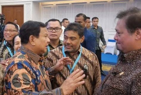Presiden Konfederasi Serikat Pekerja Indonesia (KSPI) yang juga Presiden Partai Buruh, Said Iqbal (tengah) dalam salah satu acara dengan Presiden Prabowo Subianto dan Menko Perekonomian Airlangga Hartarto.(*) Buruh Panasonic Indonesia Khawatir PHK, Pemerintah Diminta Antisipasi