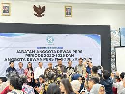 Serah terima jabatan anggota Dewan Pers. Prof. Komaruddin Hidayat terpilih sebagai Ketua Dewan Pers 2025-2028. Dok. iNews. Dewan Pers Kini Dipimpin Mantan Rektor UIN Jakarta