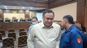Menteri Perdagangan periode 2014-2015, Rachmat Gobel jadi saksi dalam kasus importasi gula. Dok. Okezone. Rachmat Gobel Ungkap tak Impor Gula Saat jadi Mendag 2014-2015