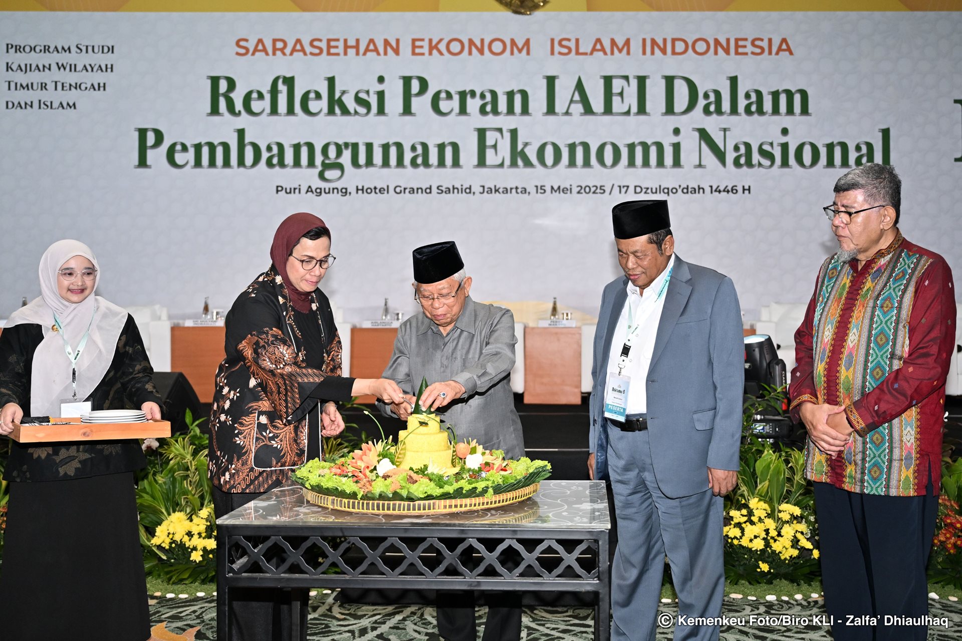 Menkeu Sri Mulyani memotong tumpeng bersama mantan Wakil Presiden Ma'ruf Amin pada pembukaan Sarasehan Ekonom Islam Ikatan Ahli Ekonomi Islam (IAEI) di Jakarta pada Kamis (15/5). Menkeu Ajak Tiga Pilar Bersinergi Wujudkan Ekonomi Islam