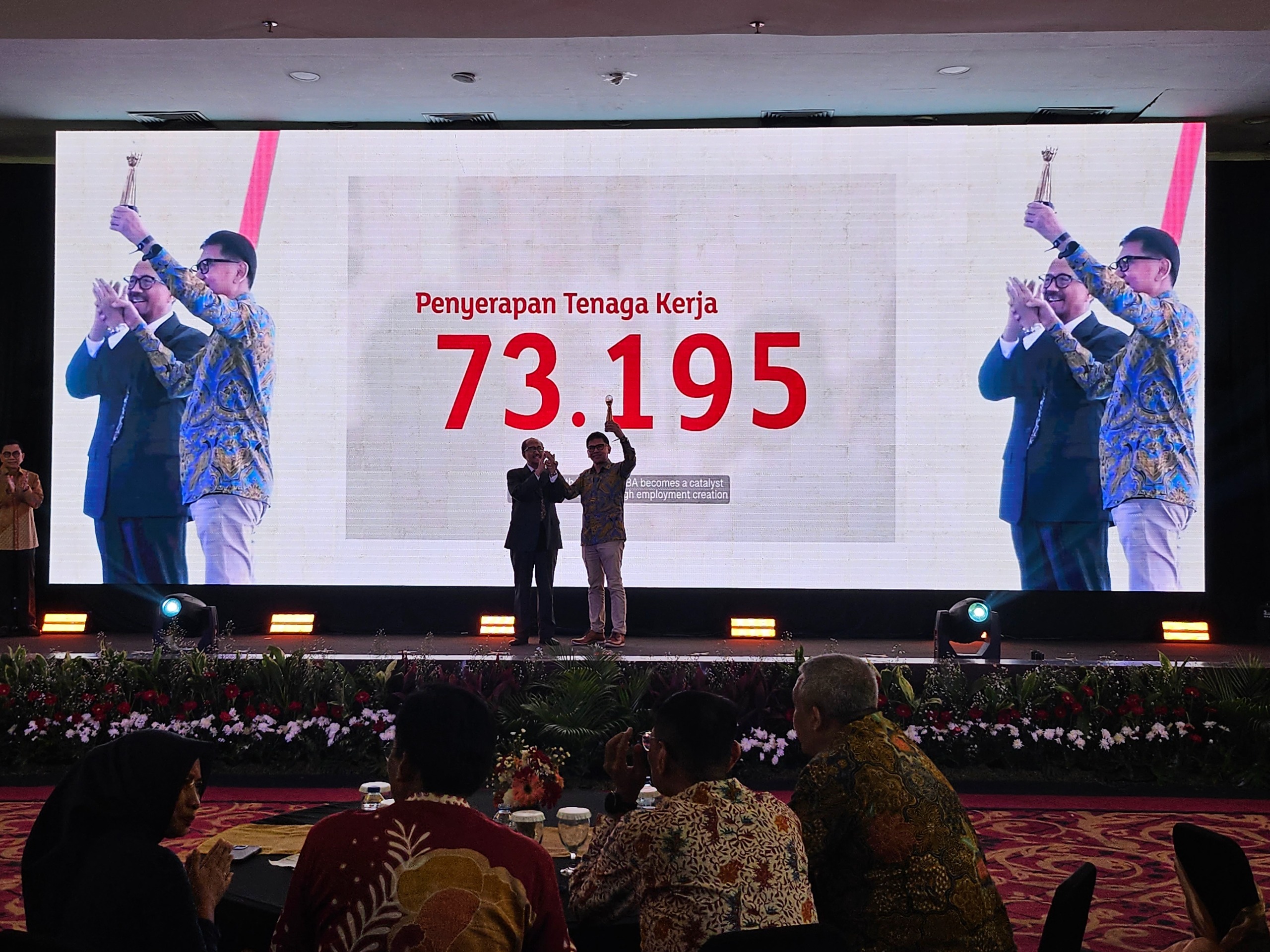 Ketua Pengurus Yayasan Astra – Yayasan Dharma Bhakti Astra, Rahmat Samulo (kanan) saat menerima Penghargaan The Most Commited dalam Pembinaan UMKM dalam ajang Bina Mitra Award 2025 yang digelar oleh Corporate Forum CSR Development (CFCD) di SMESCO, Jakarta (14/05). Astra Dinobatkan The Most Committed dalam Pembinaan UMKM