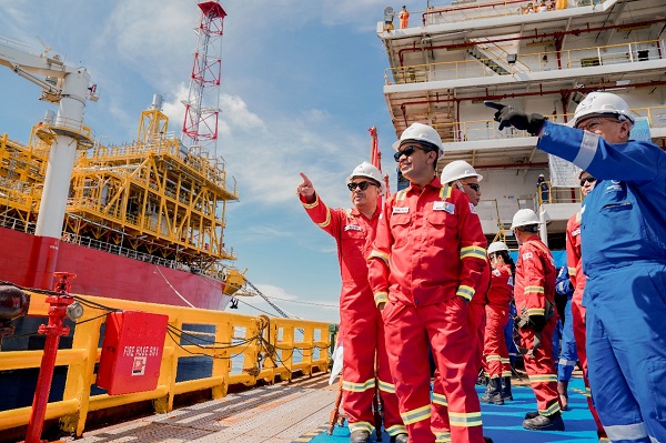 Menteri ESDM Bahlil Lahadalia saat meresmikan produksi perdana Lapangan Forel dan Terubuk di FPSO Marlin Natuna, Kepulauan Riau, Jumat (16/5). Bahlil Izin Presiden Evaluasi Izin Blok Migas yang Terlantar