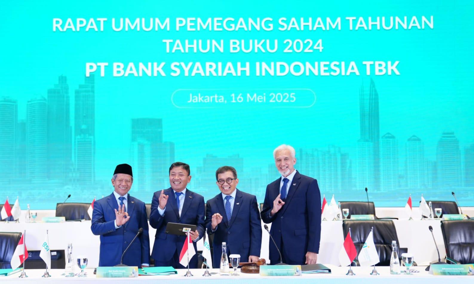 Pengurus BSI berfoto bersama usai gelaran rapat umum pemegang saham tahunan tahun buku 2024. FOTO - ISTIMEWA Apresiasi Investor! BSI (BRIS) Tabur Dividen Rp1,05 Triliun