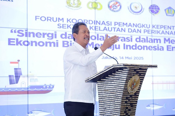 Menteri KKP Wahyu Sakti Trenggono ketika menghadiri forum sinergi dan kolaborasi bersama perwakilan TNI Angkatan Laut, Badan Pemelihara Keamanan (Baharkam) Polri, Ditjen Perhubungan Laut Kementerian Perhubungan, serta Ditjen Bea Cukai Kementerian Keuangan berlangsung di Kantor KKP, Rabu (14/5/2025) KKP Dahulukan Sanksi Administratif dalam Penegakan Hukum di Laut