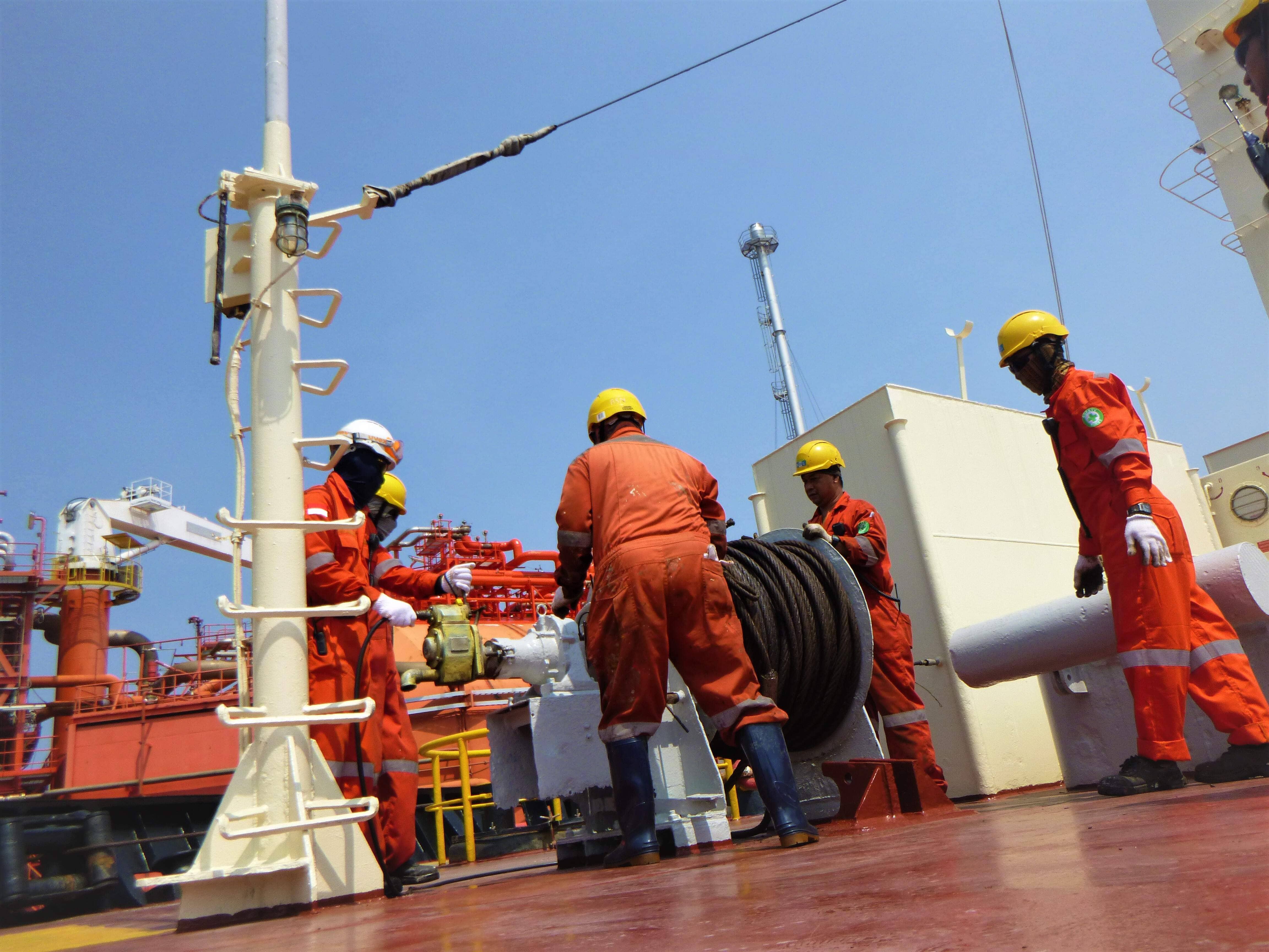Sejumlah pekerja tengah mengecek instalasi armada kapal perseroan. FOTO - ISTIMEWA Melejit 36 Persen, HUMI Kuartal I-2025 Raup Laba USD3,16 Juta
