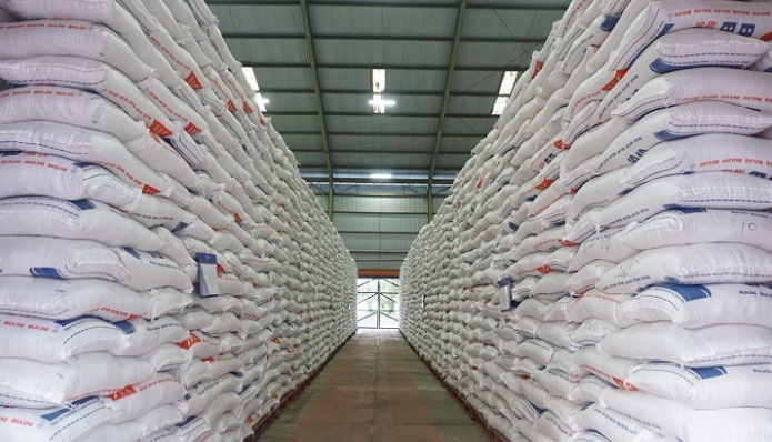Stok cadangan beras pemerintah (CBP) berhasil menembus angka 3,8 juta ton pada 18 Mei 2025. Dengan capaian ini CBP semakin mendekati ambang strategis 4 juta ton. Swasembada di Depan Pintu; Stok Beras Tembus 3,8 Juta Ton