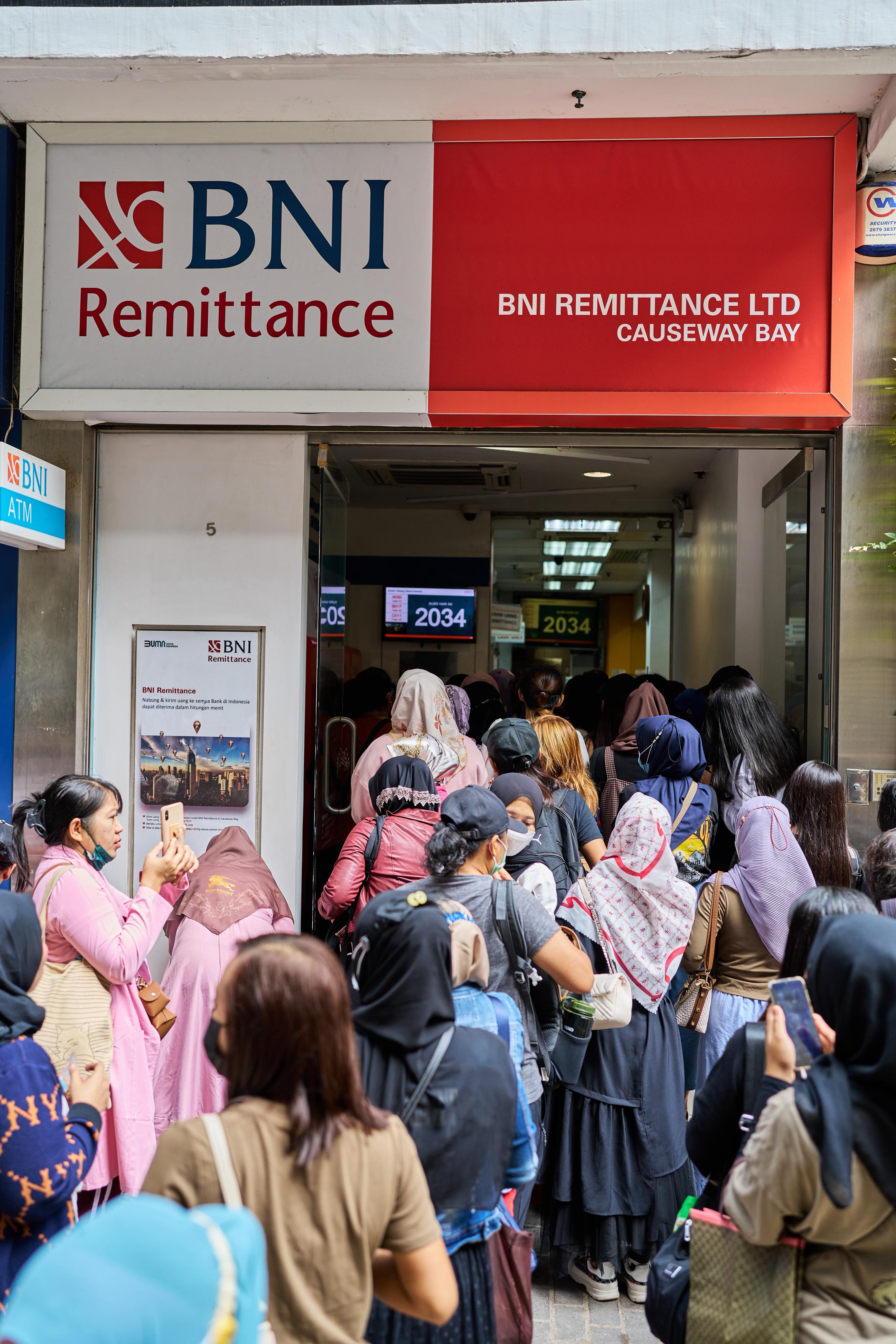 Potret ramai warga mengantre di BNI Remittance. BNI Catat Pertumbuhan Remitansi 13,15% di Kuartal I-2025