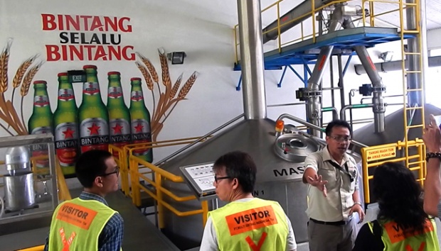 Petugas mengarahkan para visitor kala berkunjung ke pabrik perseroan. FOTO - ISTMEWA MLBI Obral Sisa Dividen Rp352 per Lembar, Cek Jadwalnya