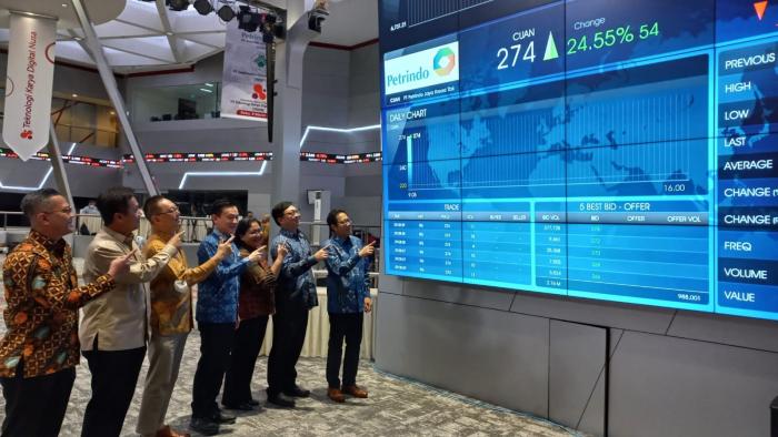 Pengurus Petrindo Jaya usai mengikuti seremoni pencatatan perdana saham perseroan di Main Hall Bursa Efek Indonesia. FOTO - ISTIMEWA Jaring Investor Ritel, Emiten Prajogo (CUAN) Stock Split Rasio 1:10
