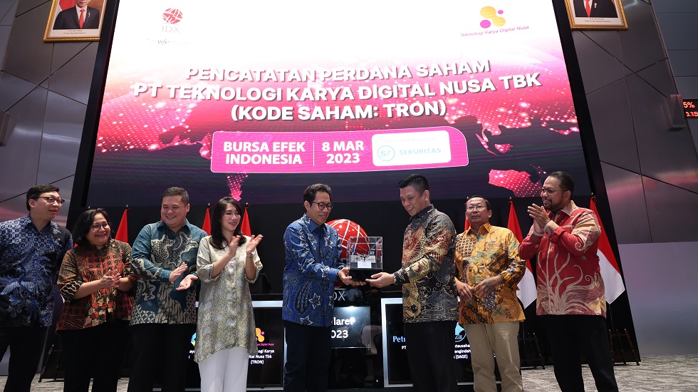 Sorak-sorai Manajemen TRON saat listing perdana sahamnya di BEI. TRON Ungkap Rencana Bisnis Baru Bidang Kelistrikan