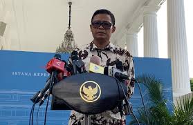 Bimo Wijayanto memberikan keterangan pers usai diterima Presiden Prabowo Subianto, Selasa (20/5/2025). Dok. Okezone. Sekretariat Presiden. Presiden Tunjuk Letjen Djaka dan Bimo Wijayanto Perkuat Kemenkeu