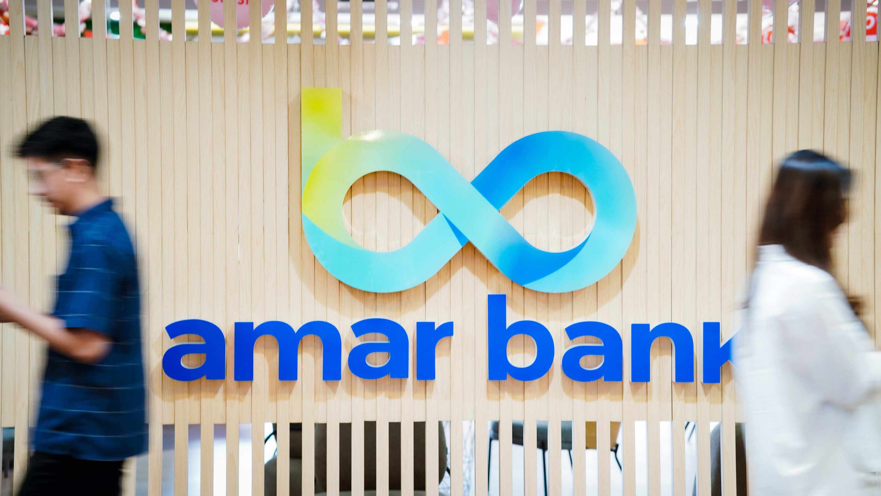 Dua orang karyawan melintas di depan kantor Amar Bank. FOTO - ISTIMEWA Kuartal I-2025 AMAR Salurkan Kredit Rp3,2 T, Segmen Ini Paling Dominan