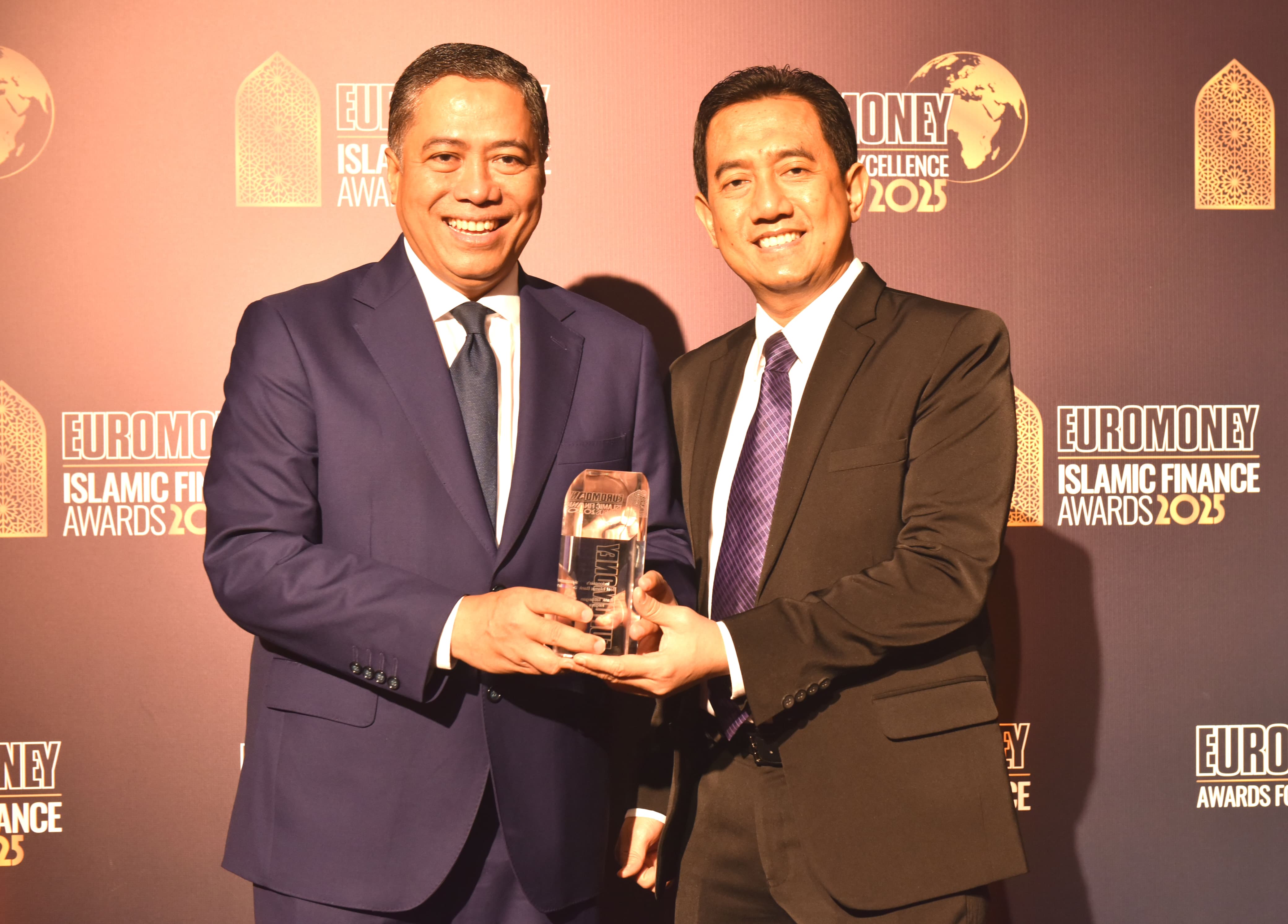 Hirwandi Gafar Direktur Consumer BTN kala menerima penghargaan sebagai Best Islamic Bank 2025. FOTO - ISTIMEWA. Jelang Spin Off, BTN Syariah Raih Internasional Best Islamic Bank 2025