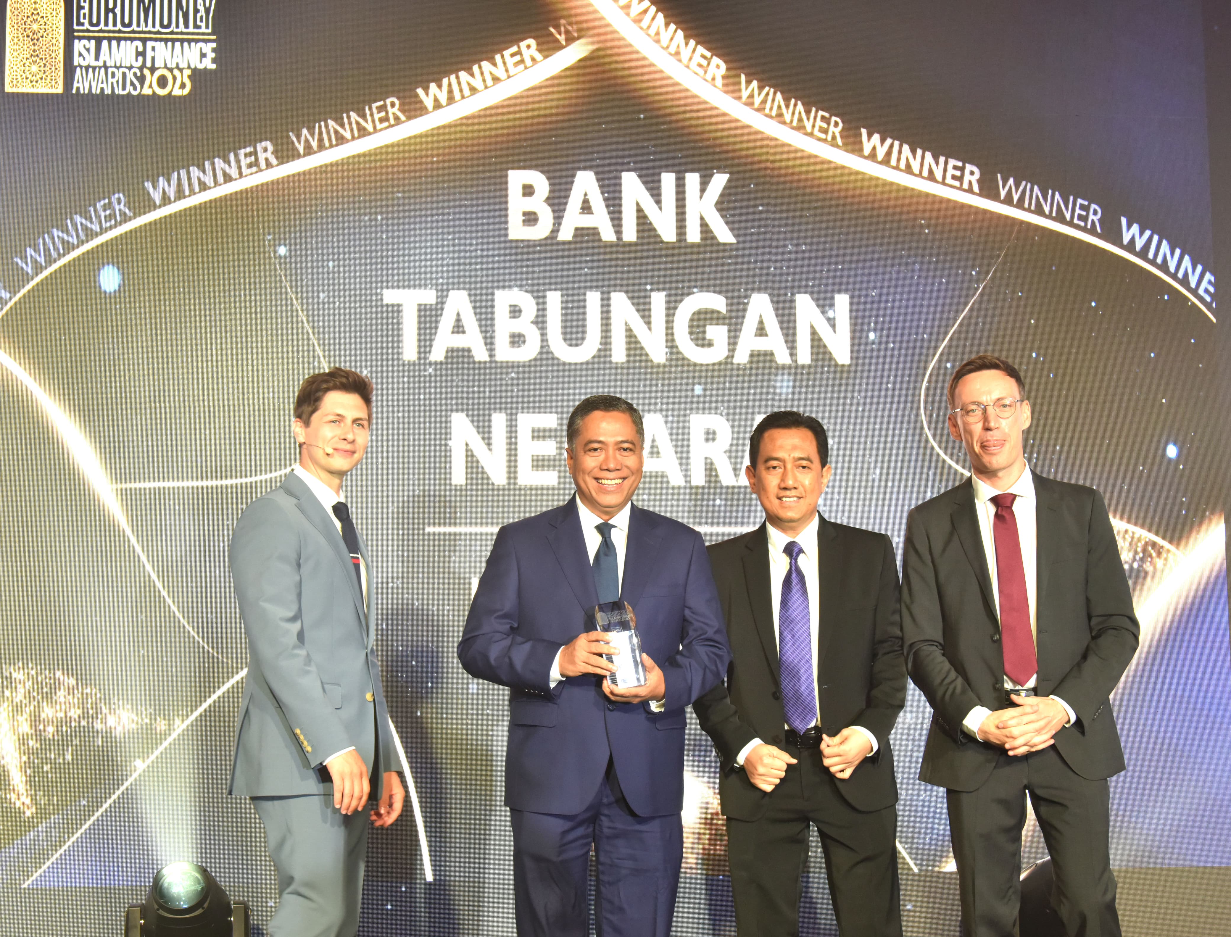 Euromoney memberikan penghargaan Best Islamic Bank-Indonesia 2025 kepada BTN Syariah, Direktur Consumer Banking PT Bank Tabungan Negara (Persero) Tbk, Hirwandi Gafar (kedua kiri) bersama Kepala Divisi Syariah BTN Abdul Firman (kedua kanan) kompak tersenyum menerima penghargaan tersebut dari Head of Middle East and Africa Euromoney Patrick Cooke (kanan) pada acara Euromoney Islamic Finance Awards di Dubai, Selasa (21/5). (Foto: Endang Muchtar). BTN Syariah Raih Penghargaan Best Islamic Bank