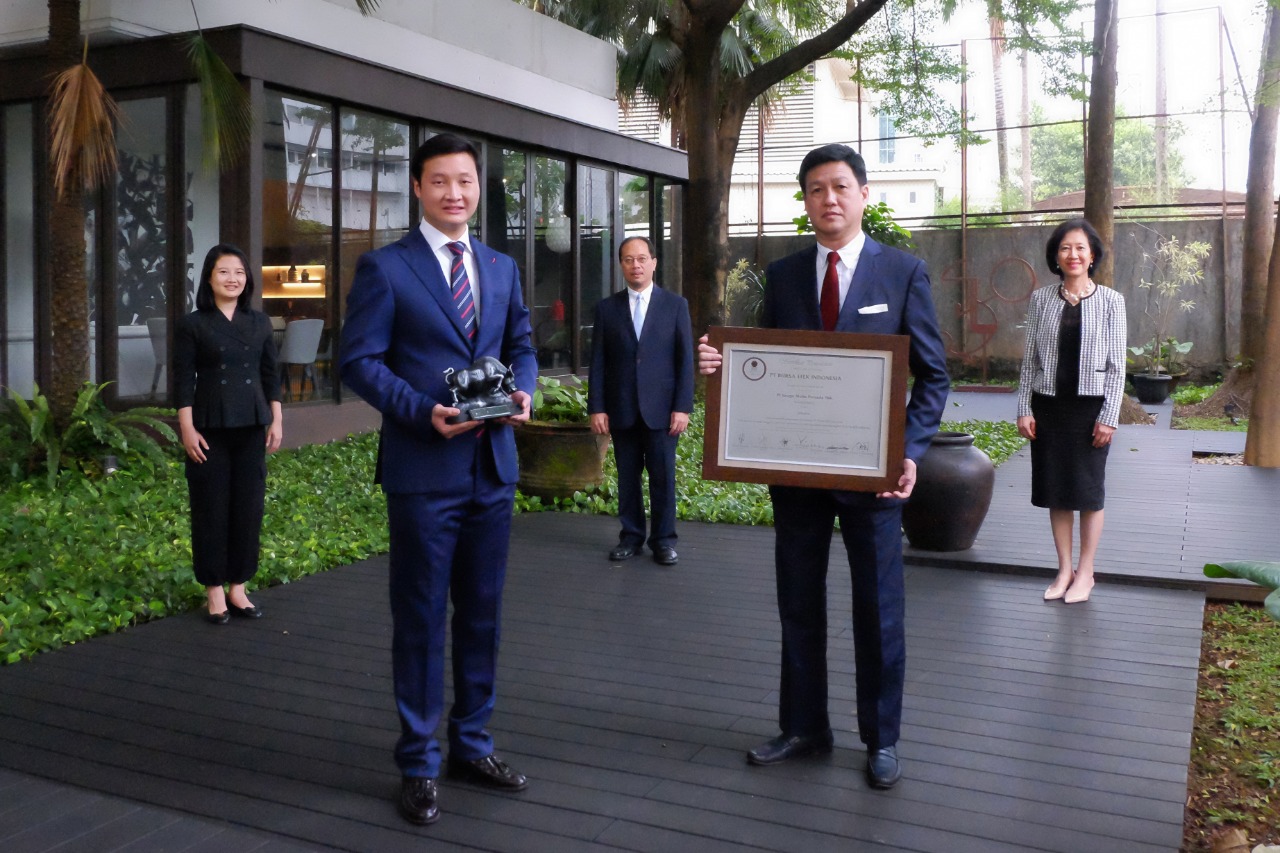 Pengurus Imago Mulia memamerkan tanda mata dan sertifikat Initial Public Offering dari Bursa Efek Indonesia. FOTO - ISTIMEWA BEI Umumkan Kabar Penting Usai Saham Loncat 398 Persen dari FCA