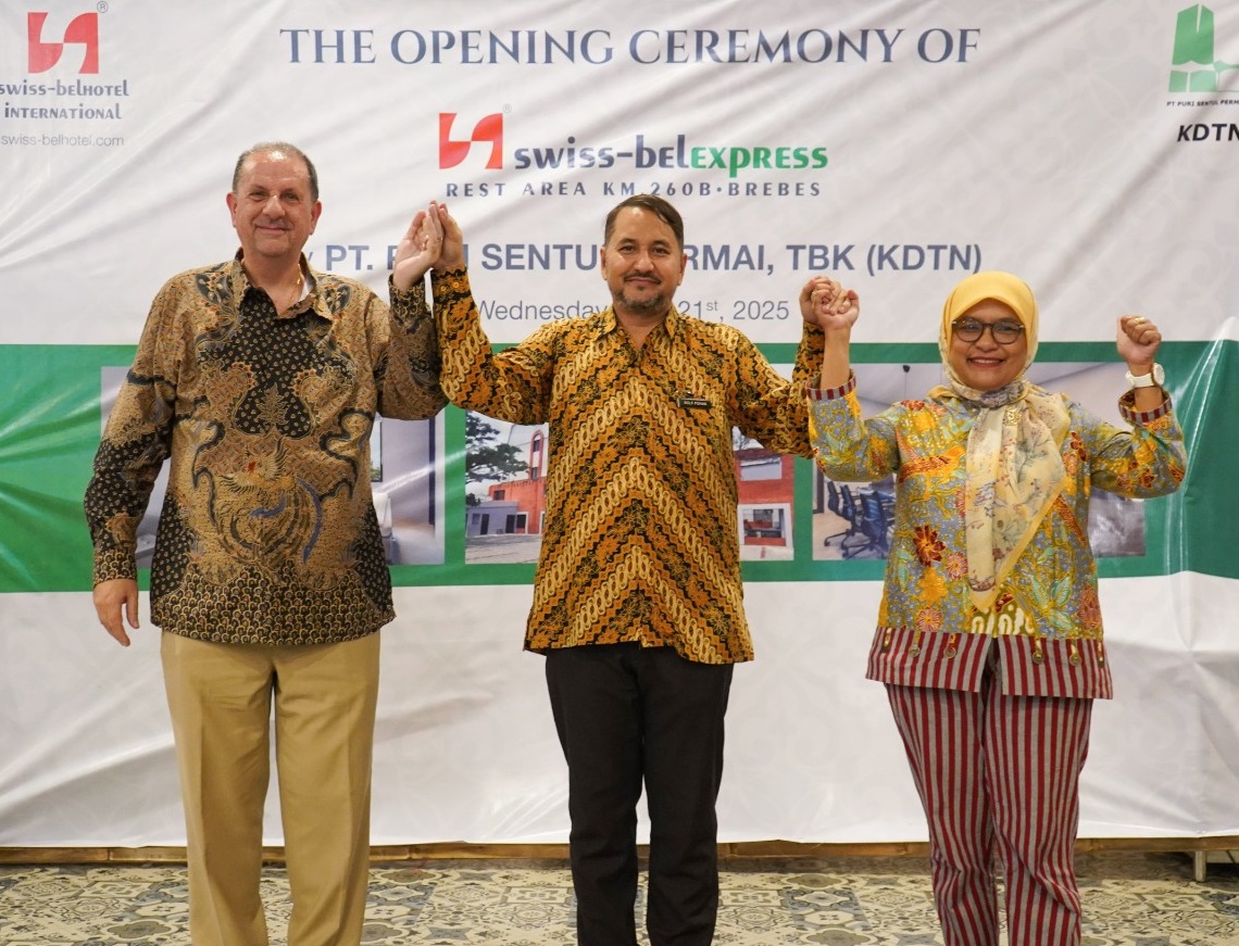 (Kiri-Kanan) - Emmanuel Guillard Senior Vice President of Operations and Development SwissBelhotel International untuk Indonesia, Rolf B Pohan Direktur Puri Sentul Permai, dan Dina Yunanda Direktur PP Sinergi Banjaratma. FOTO -ISTIMEWA Gandeng Perusahaan Pandu Sjahrir, KDTN Resmikan Hotel di KM260B Brebes